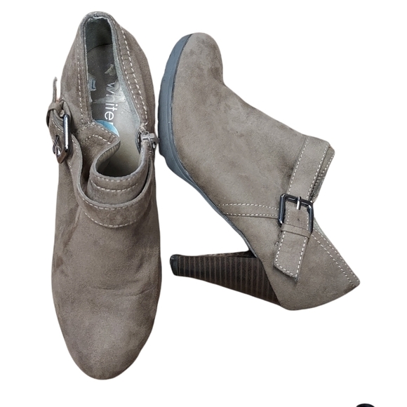 White Mt.  Suede like Ankle heeled boots side zipper - Picture 7 of 10